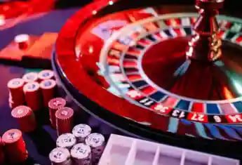 Meja permainan live casino dengan dealer profesional di platform naruto88